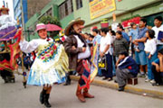 Dcembre au Prou - la fte dans les rues de Cajamarca